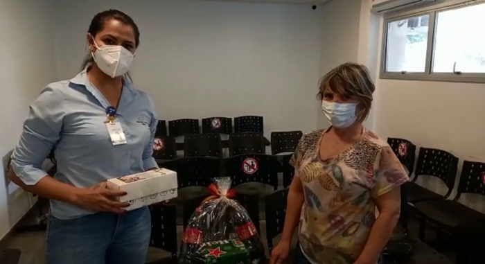 O sorteio com o nome dos 39 pais foi realizado pela representante da Captação de Recursos, Josiane Custódio, e pela Mara, moradora de Jales que estava acompanhando uma paciente