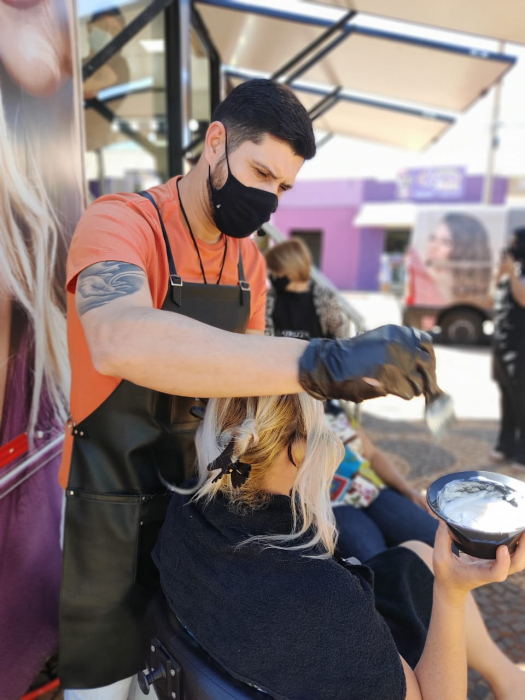 A população de baixa renda poderá cortar, tingir o cabelo, fazer hidratação e até mesmo maquiagens com renomados profissionais da marca e também da cidade gratuitamente