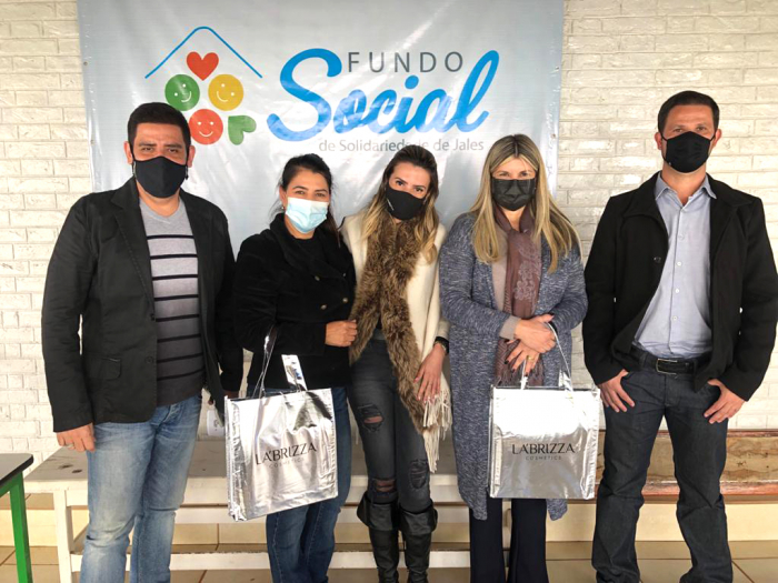 A gerente comercial da LA’BRIZZA, Miriane Della Mura e o diretor comercial, Jeferson Postigo se reuniram com o secretário de Comunicação, Douglas Zílio, Andréa Modesto e a primeira-dama Alziane Rossafa Moreira no Fundo Social de Solidariedade para falar s