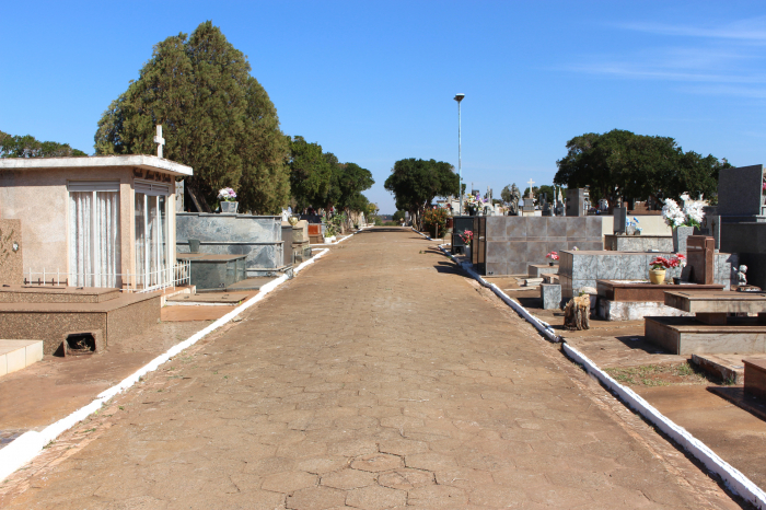 No Cemitério Municipal da Consolação foram realizados serviços de poda, varrição, pintura, limpeza e retirada de entulhos
