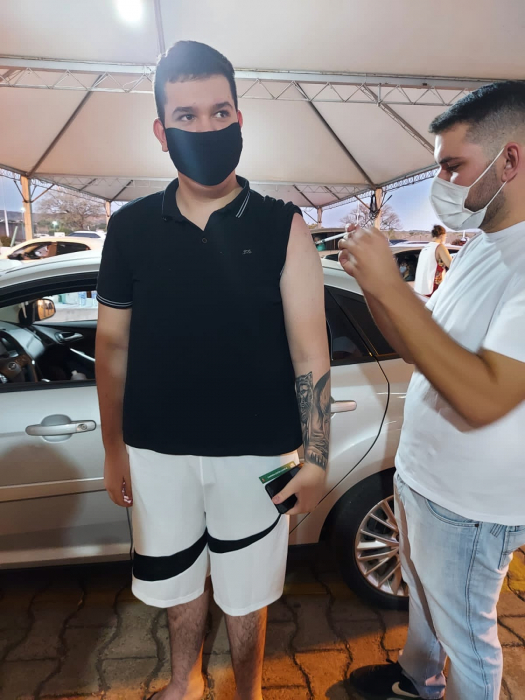 O jovem João Victor, de 18 anos, foi um dos vacinados contra a covid-19 no drive-thru na Igreja Batista