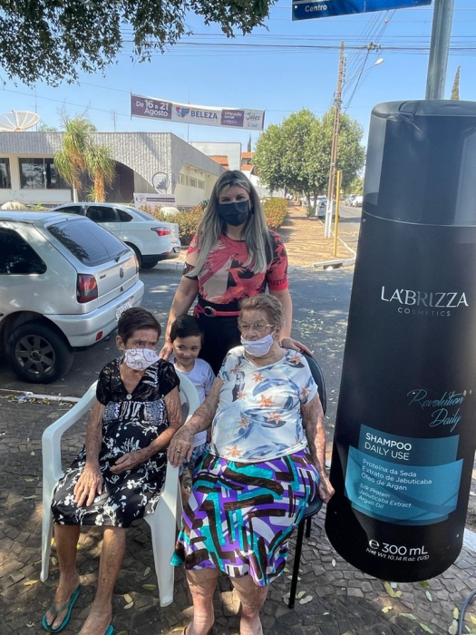 A primeira-dama Alziane Rossafa Moreira e o filho Davi dispensaram muito carinho e atenção a dona Dolor, de 83 anos e dona Rosinha, de 93 anos que ganharam um novo visual