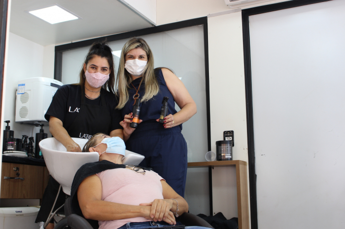 A presidente do Fundo Social de Solidariedade e primeira-dama Alziane Rossafa Moreira e Andrea Modesto receberam mais de 500 pessoas na Carreta Solidária da Beleza, ação realizada em parceria entre o Fundo Social e a LA’BRIZZA Cosmetics