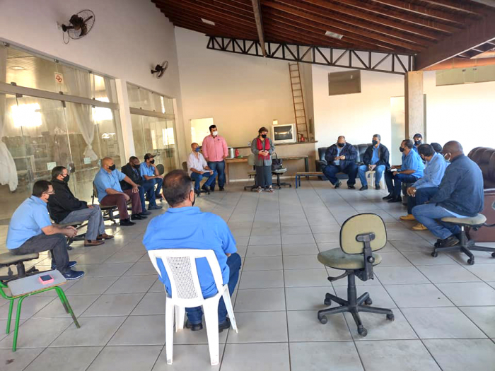 Os motoristas dos ônibus se reuniram com representantes da Vigilância Sanitária para definirem o transporte escolar dos alunos