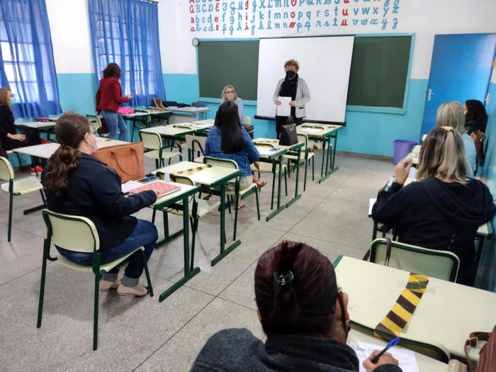 A secretária de Educação, professora doutora Adriana Campos se reuniu com diretoras das escolas para replanejar o retorno presencial dos alunos