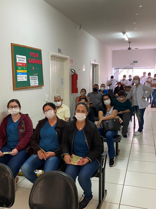 Usuários na unidade de saúde Dra. Zilda Arns Neumann, localizada no Jardim Novo Mundo, durante orientação sobre prevenção da leishmaniose visceral