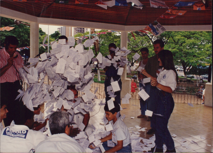 Semana do Freguês - 1994 - Desde aquela época, a imprensa jalesense acompanha os sorteios das campanhas da ACIJ. Na foto, sorteio da última edição da Semana do Freguês