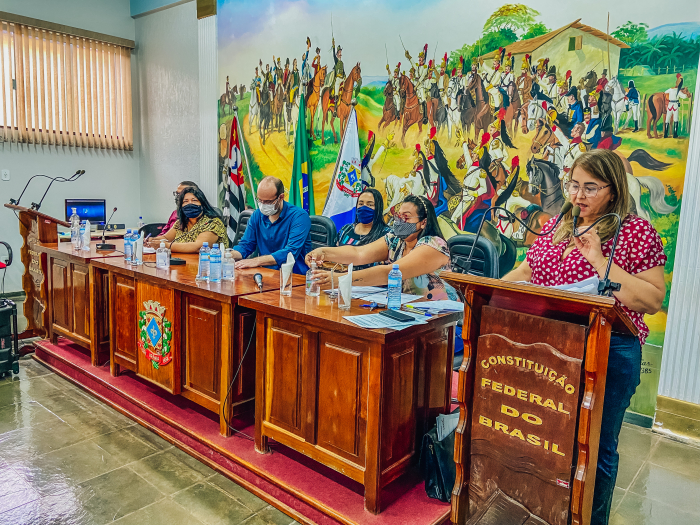 Da direita para esquerda, a mediadora da conferência e coordenadora Municipal da Assistência Social, Izenir Fátima de Lima Souza; a secretária Municipal da Assistência Social, Jaqueline de Oliveira; representando os trabalhadores do Sistema Único de Assis
