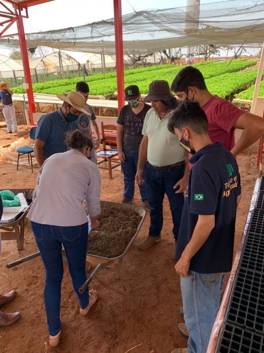 Após as aulas práticas, os 15 alunos receberam certificados de conclusão de curso