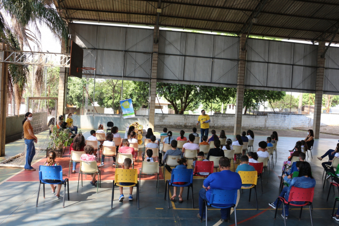 Matheus Tripodi, supervisor técnico da Cofco, durante palestra aos alunos da E.M. Prof. João Arnaldo Andreu Avelhaneda