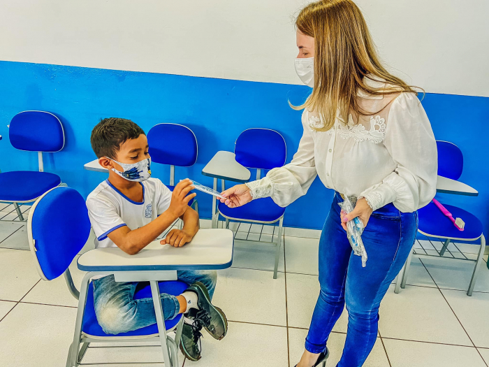 Ao final do encontro, todos os alunos recebem uma escova infantil