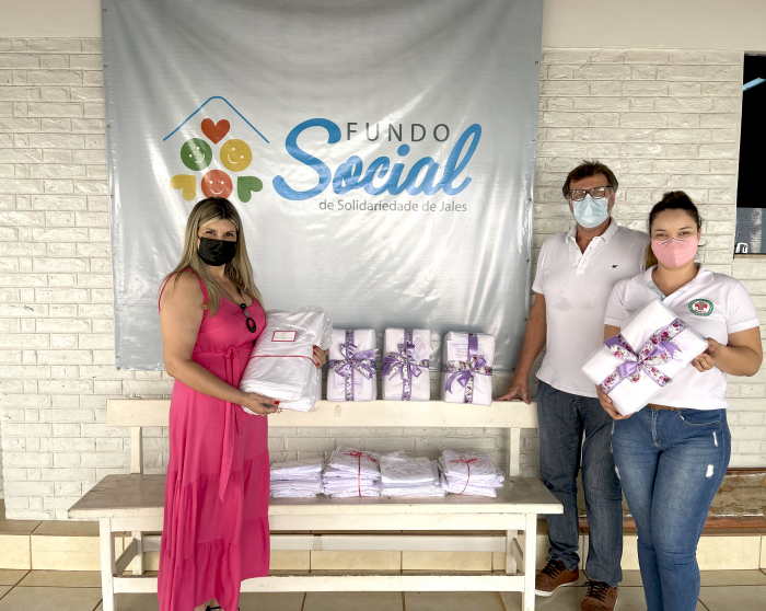A primeira-dama e presidente do Fundo Social de Solidariedade de Jales, Alziane Rossafa Moreira fez a entrega dos lençóis ao diretor administrativo do Consirj, José Roberto Pietrobom e para a responsável técnica do setor de enfermagem, Karina Aparecida Sa