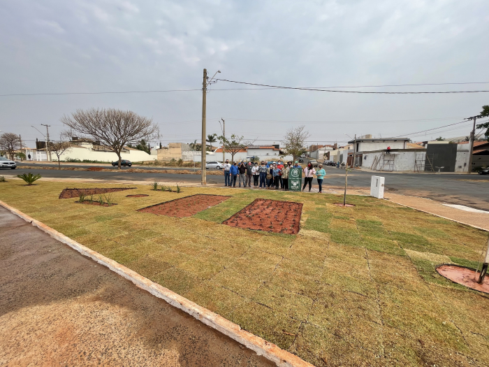 Na Praça Rotary foram plantadas cerca de 400 mudas e o espaço foi totalmente revitalizado