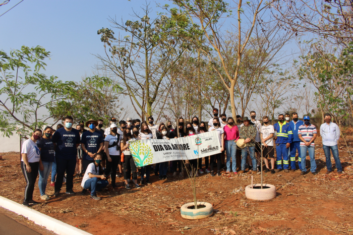 A quinta-feira (23) foi marcada pelo plantio de mudas nativas no Projeto Cuidar, no Jardim Monte Líbano, realizado pela Secretaria de Meio Ambiente em parceria com a Sabesp e os alunos do Colégio Ferreira Prado