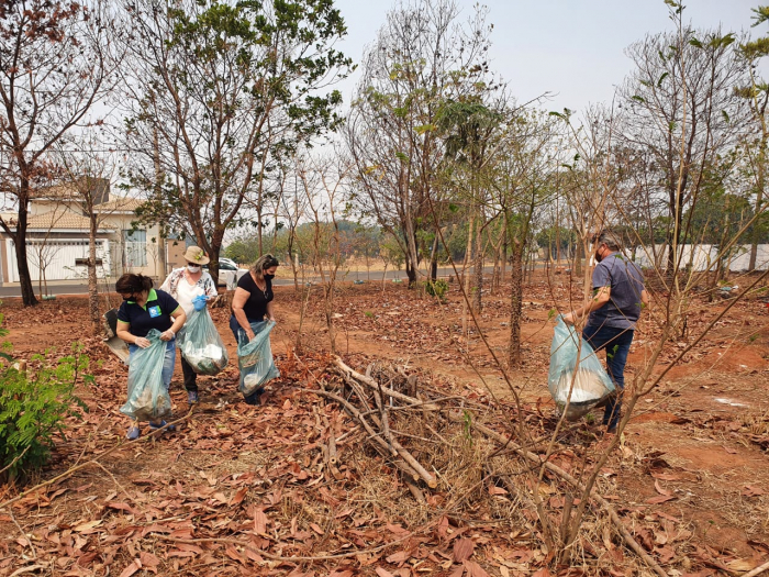 Materiais recicláveis foram recolhidos na Rua João Pessoa, no Residencial Monte Líbano, em área verde preservada pelo morador Emerson Artuzo