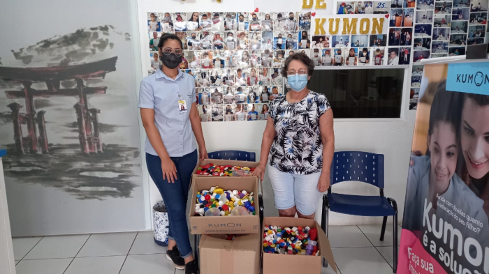 Alunos da escola KUMON doam centenas de tampinhas para o Projeto “Santa Tampinha” da Santa Casa de Jales