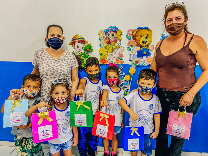 Alunos das escolas municipais de Urânia são contemplados com sacolinhas de guloseimas