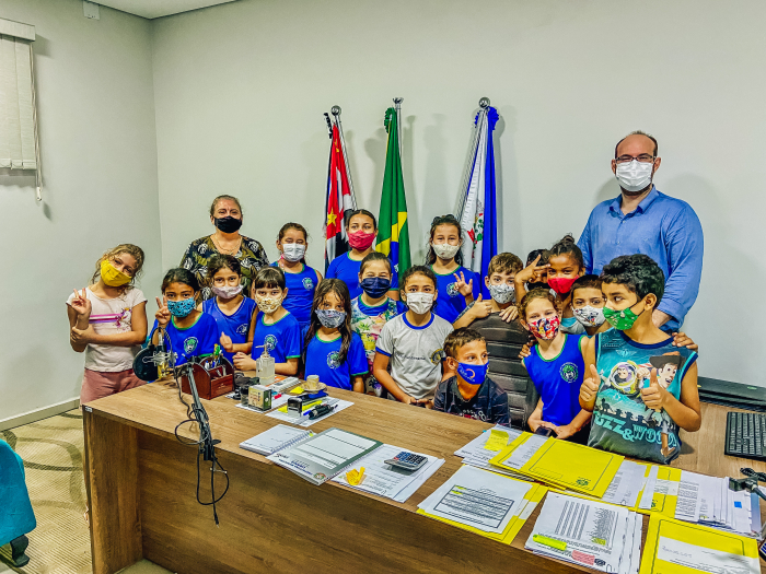 Alunos do 3° ano B da escola E.E. “Profª Elide Apparecida Carlos” durante visita no gabinete do prefeito de Urânia