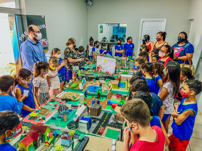 As maquetes que foram produzidas em sala de aula, representando os principais pontos marcantes do município seguirão expostas ao público pelos próximos dias na recepção da sede da Prefeitura Municipal