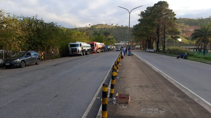 Caminhões tanque iniciam paralisação em pelo menos três estados