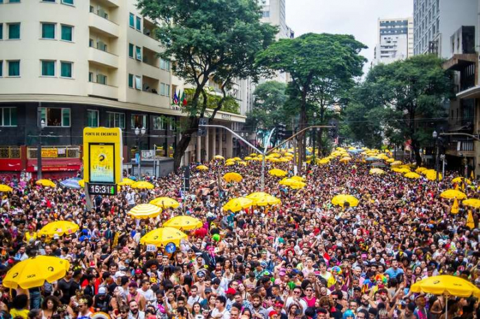 Carnaval em 2022 pode ser oportunidade para surgimento de novas variantes do coronavírus, diz especialista em Saúde Pública