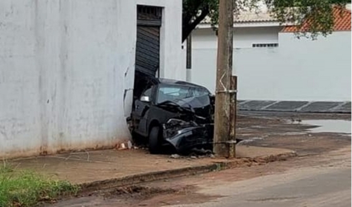 Carro fica preso entre poste e parede após acidente no Jardim Oiti em Jales