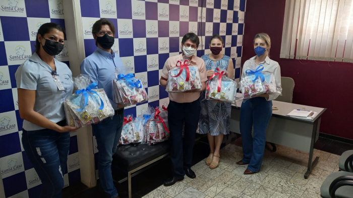 Congressistas do Reino Testemunhas de Jeová de Santa Albertina realizam a confecção de cartas aos colaboradores da Santa Casa de Jales
