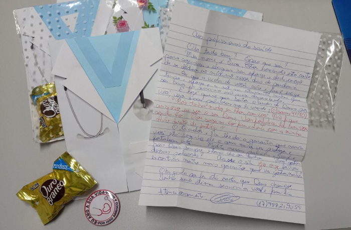 Cada envelope foi personalizado com uma cartinha, boton e bombom aos colaboradores da Santa Casa de Jales