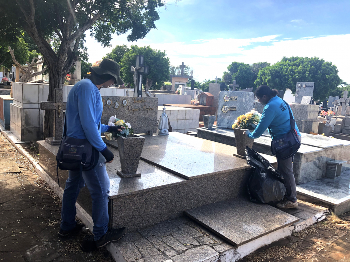 A Secretaria Municipal de Saúde dá dicas e recomendações à população que costuma levar vasos e flores aos cemitérios no Dia de Finados