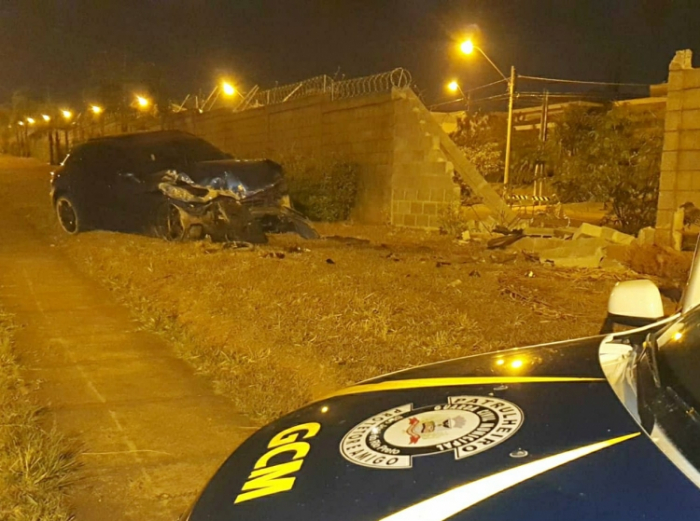 Empresário destrói muro de condômino após perder controle de Porsche