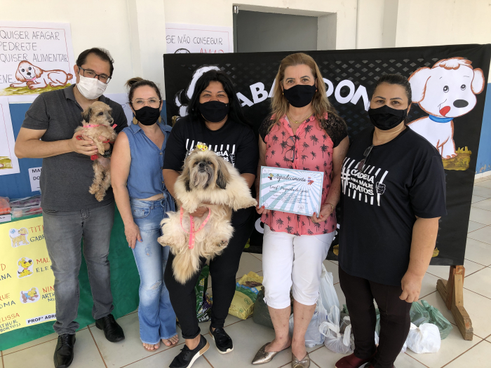Na foto, da esquerda para direita, o vereador, Rodrigo Mota; a participante do grupo, Cris Zago; a presidente da Câmara, Maria Ribeiro de Novaes Gregio; a diretora da escola Emeif “Pinguinho de Gente", Fatima Aparecida Boton Lopes e a presidente do grupo,