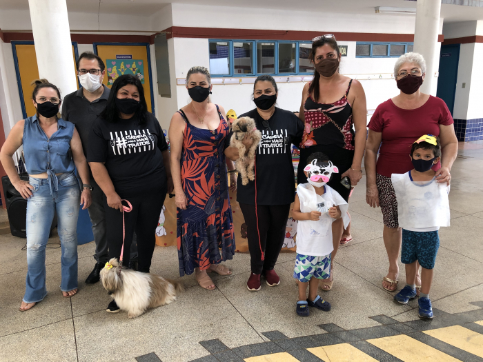 : Na foto, da esquerda para direita, a participante do grupo, Cris Zago; o vereador, Rodrigo Mota; a presidente da Câmara, Maria Ribeiro de Novaes Gregio; a diretora da escola Emei "Martha Laiz Ferrari Biason", Rosa Regina Cantante da Silva; a presidente