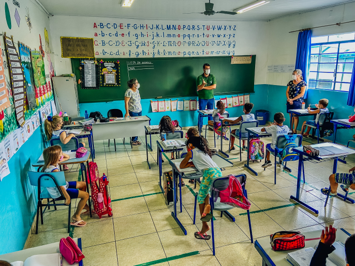 Os alunos da escola Emeif “Pinguinho de Gente" receberam orientações com o médico veterinário do município, João Eduardo Volpi de Oliveira