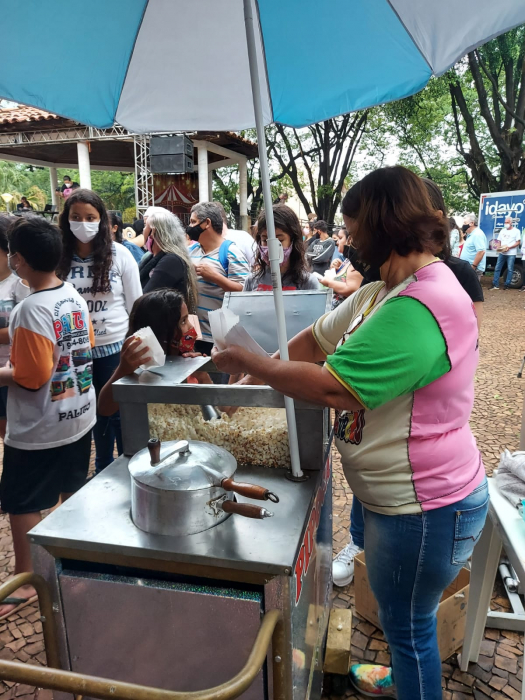 Entre as guloseimas, muita pipoca para as crianças