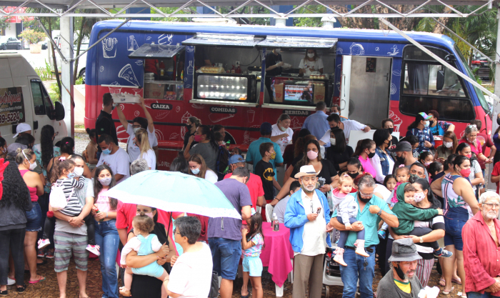 Um food-truck preparou os deliciosos cachorros-quentes para as crianças