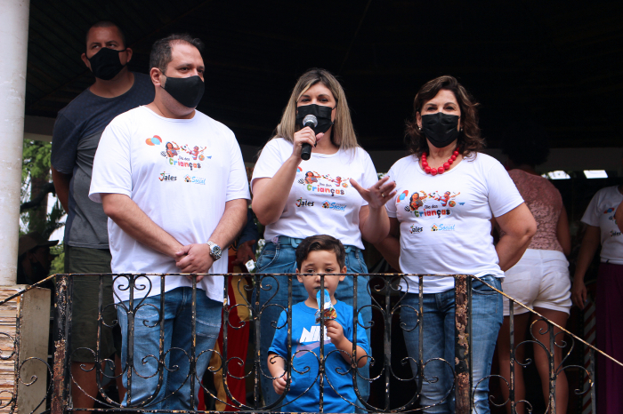 A presidente do Fundo Social e primeira-dama, Alziane Rossafa Moreira agradeceu a presença das crianças ao lado do esposo, o prefeito Luis Henrique e da vice Marynilda e do filho Davi