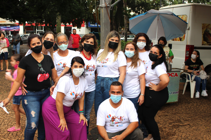 A presidente do Fundo Social e primeira-dama, Alziane Rossafa Moreira com a equipe do FSS que trabalhou no evento