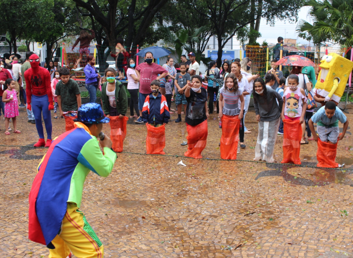 As brincadeiras do palhaço Pirulito-Tilápia e dos personagens da Turma Du Avesso divertiram e animaram as crianças
