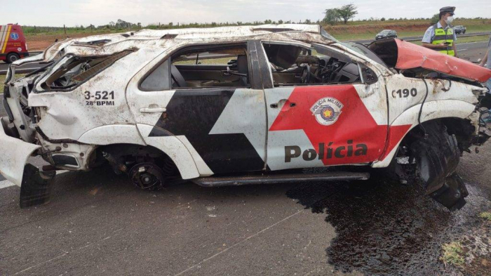 Viatura ficou completamente destruída após capotamento