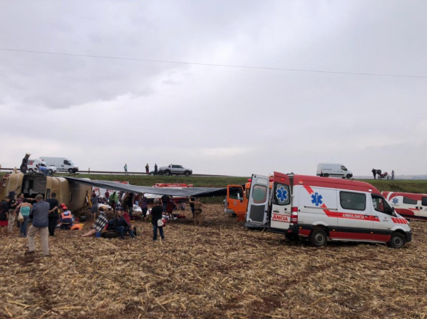 Ônibus de Fernandópolis tomba na BR-369; feridos são socorridos de helicóptero