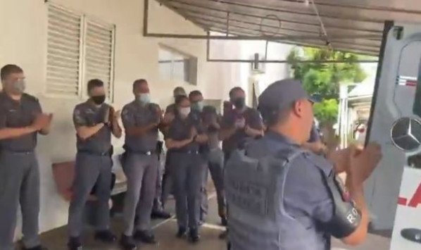 PM sobrevivente de capotamento é homenageado após receber alta