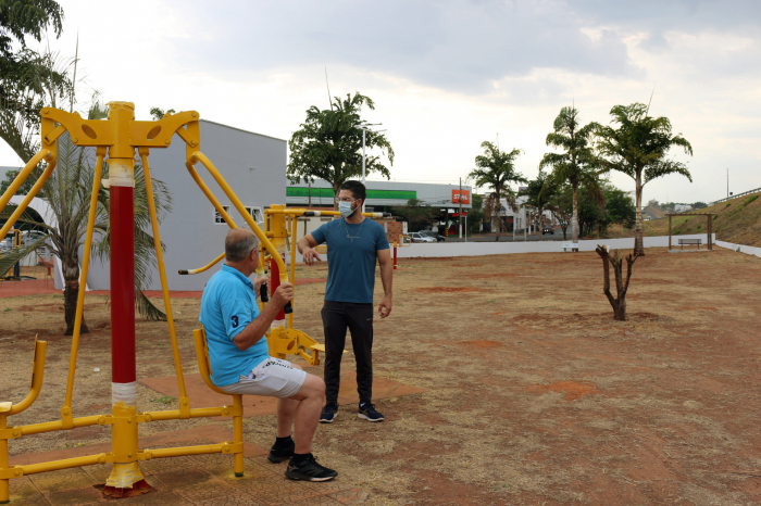 A academia ao ar livre do Portal de Entrada da cidade conta com atividades acompanhadas pelo educador físico Idair Lopes