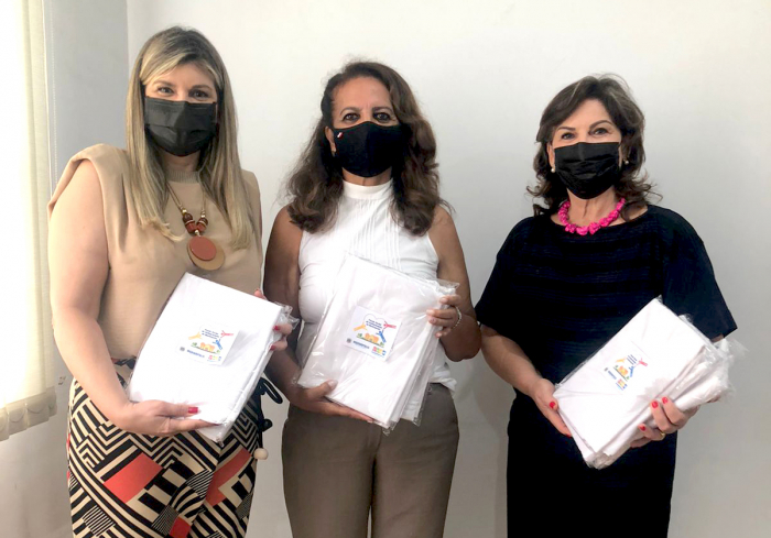 A diretora municipal de Saúde, Sandra Processo Neves e a secretária municipal de Assistência Social de Pontalinda, Adriana Cristina Francisco fizeram a entrega dos lençóis à primeira-dama de Jales, Alziane Rossafa Moreira