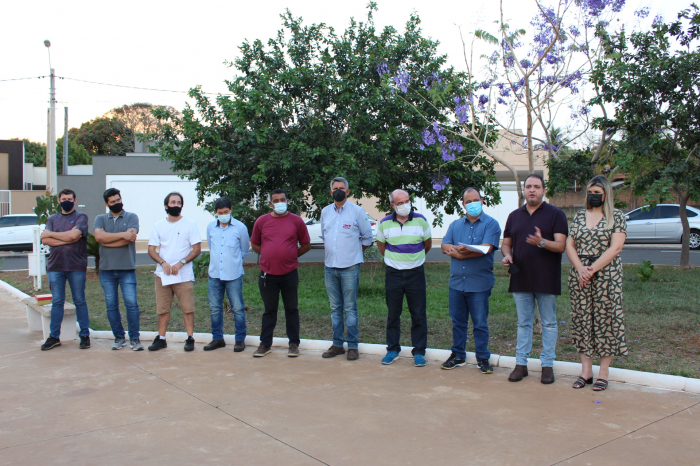 O prefeito Luis Henrique Moreira, ao lado da primeira-dama Alziane Rossafa Moreira, dos secretários municipais Reginaldo Viota e Wilter Guerzoni, os vereadores Riva Rodrigues, Deley Vieira, Bismark Kuwakino e Elder Mansueli e os servidores da Secretaria d