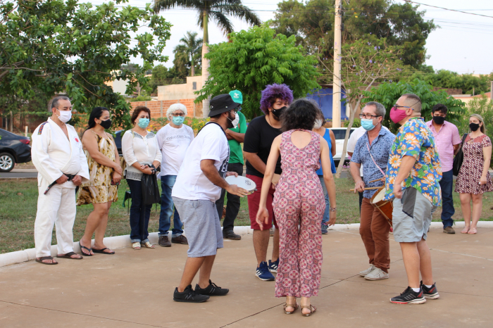 Artistas da Escola Livre de Teatro homenagearam o professor Rui Rodrigues interpretando a canção “Dona Mariquinha” (A Barca)