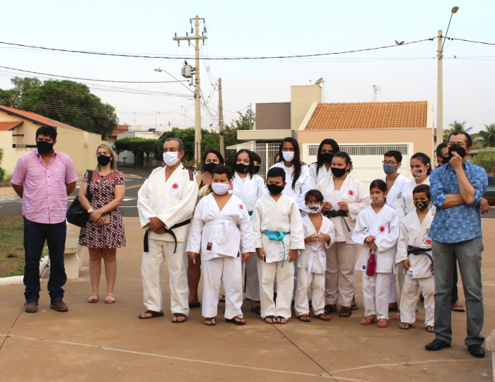 O delegado regional de Judô Fábio Feltrin (de Fernandópolis) ao lado dos alunos que praticam artes marciais em Jales que foram trajados com quimonos, para homenagear o mestre Gordo do Judô