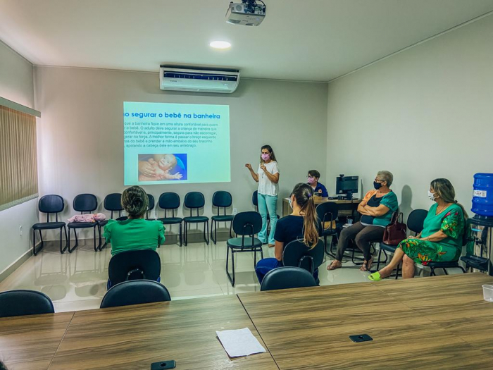 Enfermeira da Secretaria Municipal de Saúde, Gisele Lauer Murta Gobi, durante explicações as novas AEF