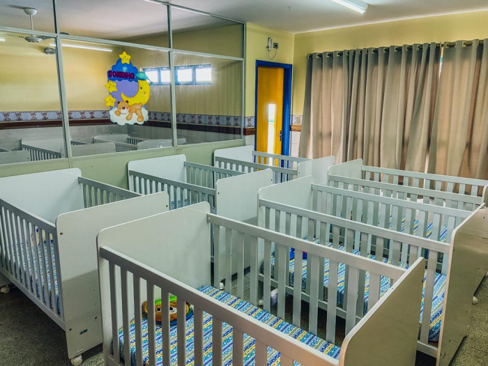 As salas de acolhimento foram reformadas e já contam com novos berços para atendimento as crianças