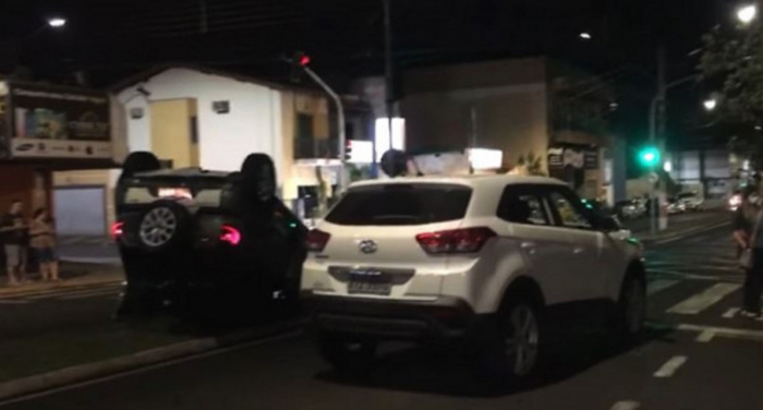 Veículo capota no centro de Fernandópolis