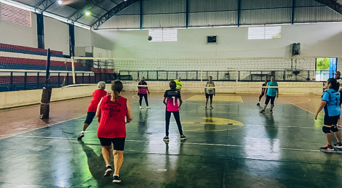 O vôlei adaptado é praticado no município por pessoas acima dos 60 anos de idade, a modalidade é um sucesso entre a terceira idade